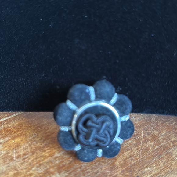 Elegant Black Floral fabric Earrings - Picture 4 of 5